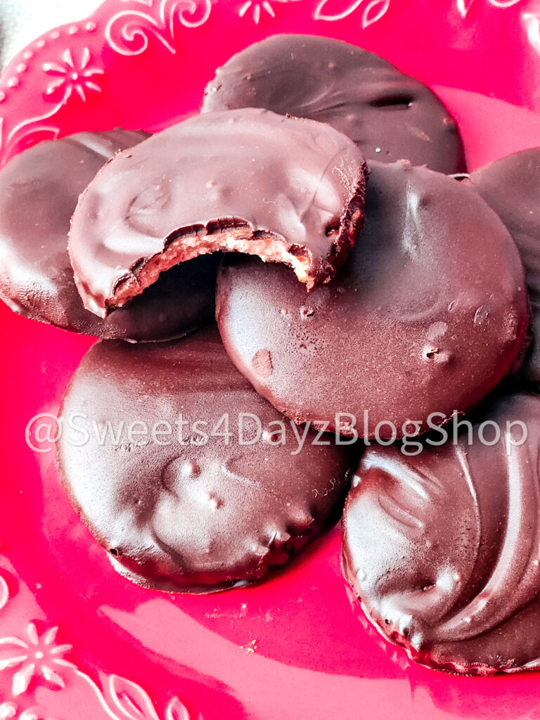 Copycat Raspberry Chocolate GS Cookies on Linen - Image 2
