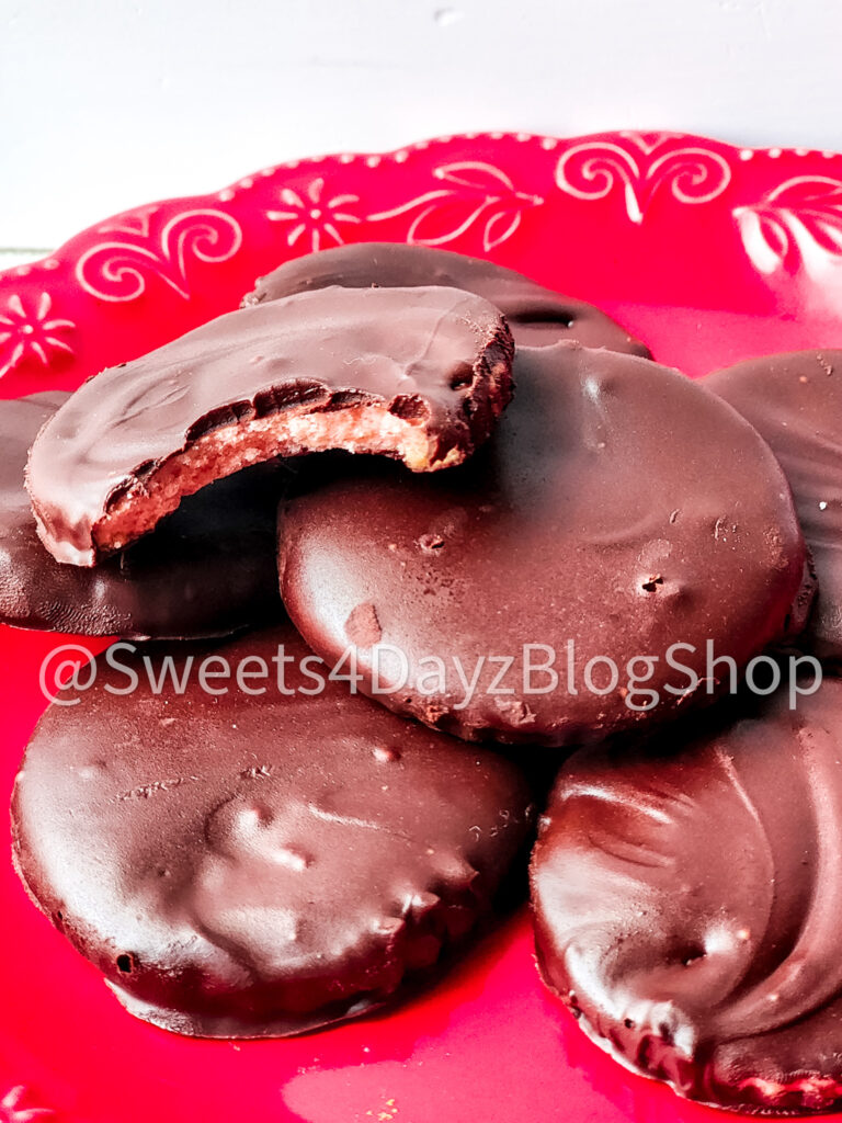 Copycat Raspberry Chocolate GS Cookies on Linen - Image 5