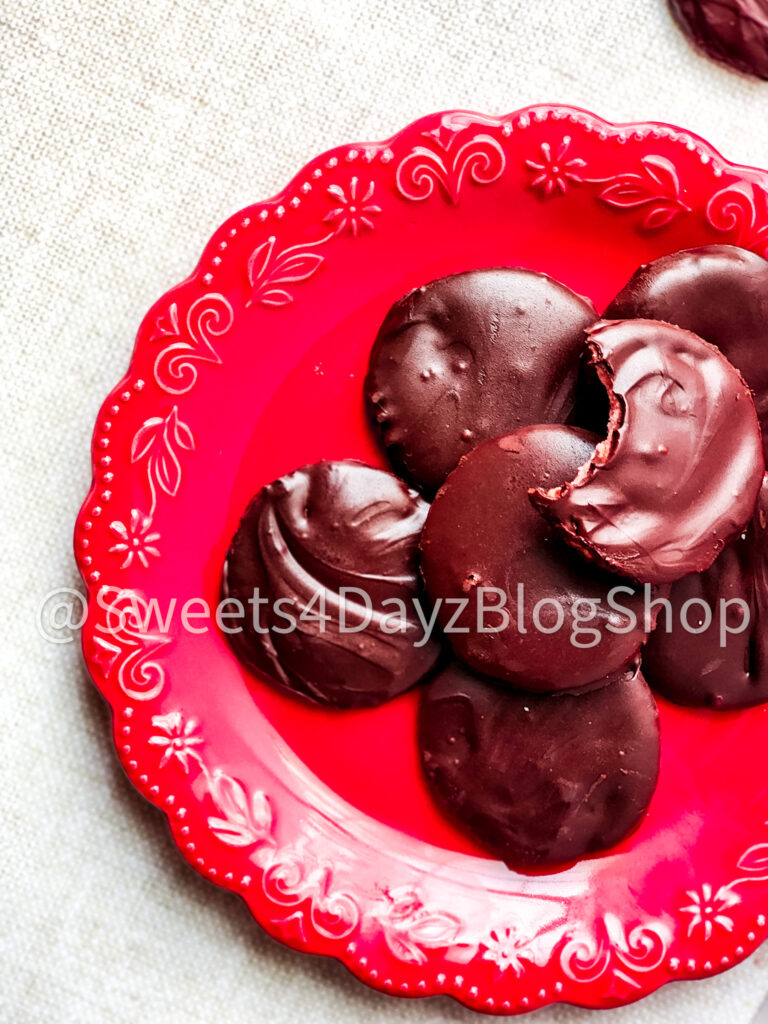 Copycat Raspberry Chocolate GS Cookies on Linen