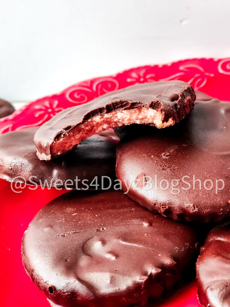 Copycat Raspberry Chocolate GS Cookies on Linen - Image 8