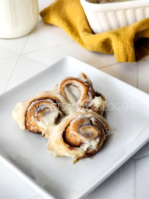 30 Minute Mini Cinnamon Rolls on Rhombus - Image 2