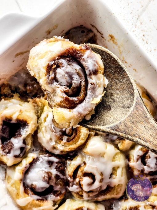 30 Minute Puff Pastry Cinnamon Rolls on Rhombus - Image 9