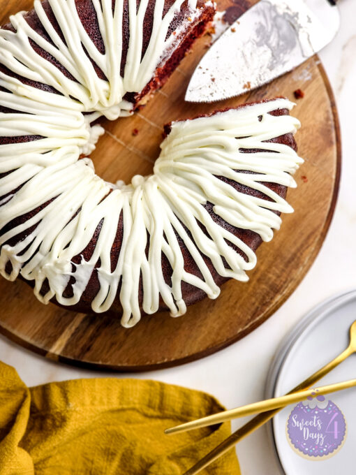 Red Velvet Cheesecake Bundt on Gold Marble - Image 3
