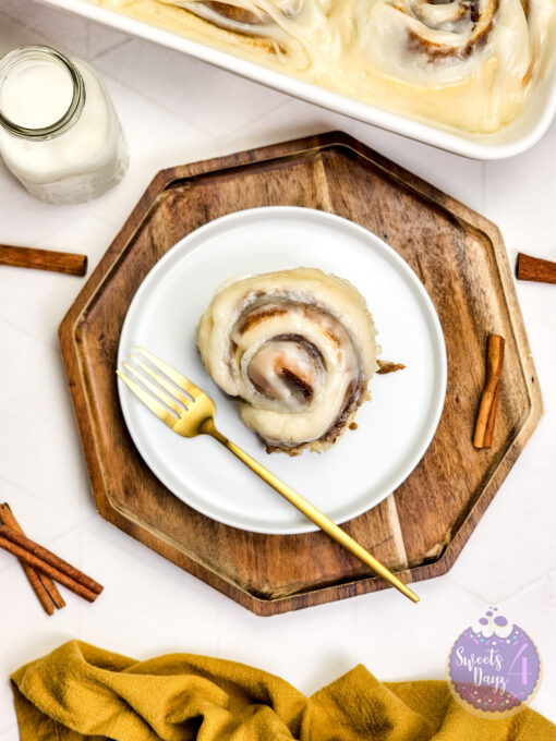 Gooey Classic Cinnamon Roll on Rhombus