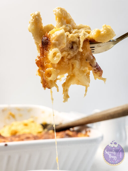 4 Cheese Mac n Cheese on Gold Marble - Image 9